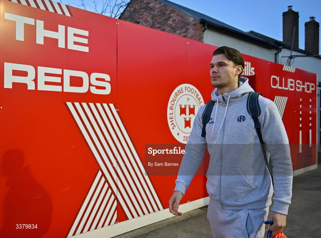 6 March 2026; Shelbourne goalkeeper Wessel Speel arrives before the SSE Airtricity Men's Premier Division match between Shelbourne and St Patrick's Athletic at Tolka Park in Dublin. Photo by Sam Barnes/Sportsfile