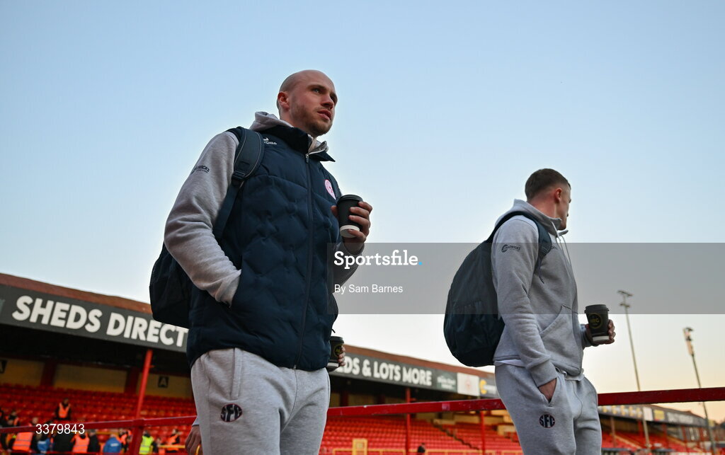 6 March 2026; Kerr McInroy of Shelbourne, left, arrives before the SSE Airtricity Men's Premier Division match between Shelbourne and St Patrick's Athletic at Tolka Park in Dublin. Photo by Sam Barnes/Sportsfile