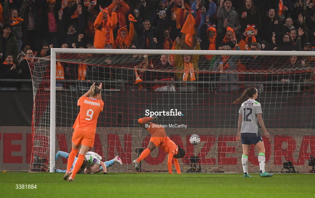7 March 2026; Lineth Beerensteyn of Netherlands shoots to score her side's first goal during the 2027 FIFA Women’s World Cup Qualifier match between the Netherlands and Republic of Ireland at Stadion Galgenwaard in Utrecht, Netherlands. Photo by Stephen McCarthy/Sportsfile