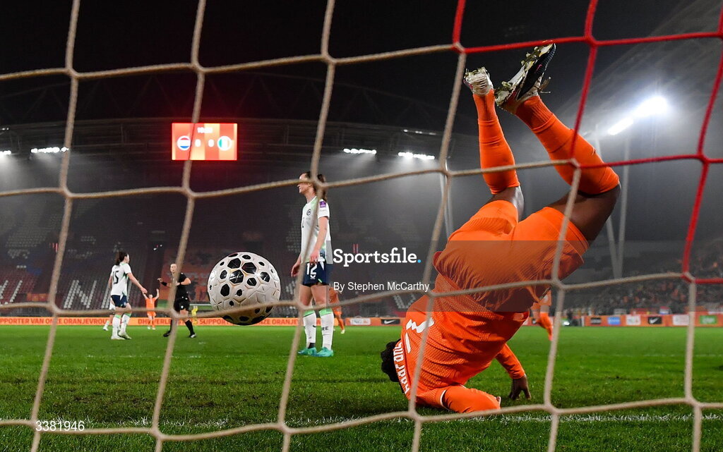 7 March 2026; Lineth Beerensteyn of Netherlands shoots to score her side's first goal during the 2027 FIFA Women’s World Cup Qualifier match between the Netherlands and Republic of Ireland at Stadion Galgenwaard in Utrecht, Netherlands. Photo by Stephen McCarthy/Sportsfile