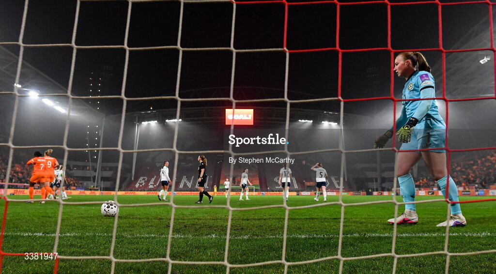 7 March 2026; Republic of Ireland goalkeeper Courtney Brosnan reacts as Lineth Beerensteyn of Netherlands, left, scores her side's first goal during the 2027 FIFA Women’s World Cup Qualifier match between the Netherlands and Republic of Ireland at Stadion Galgenwaard in Utrecht, Netherlands. Photo by Stephen McCarthy/Sportsfile