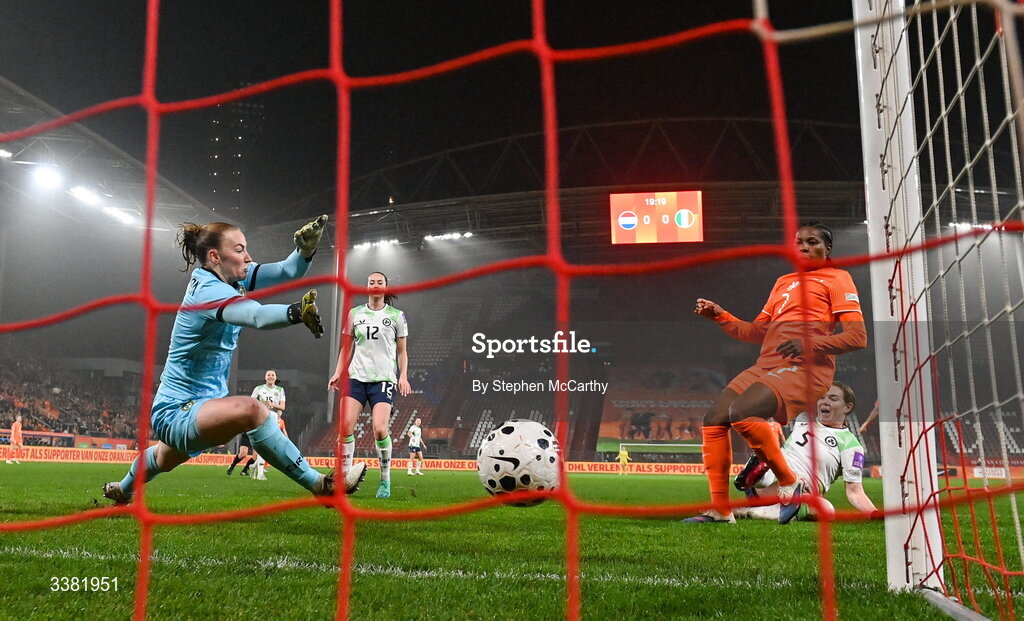 7 March 2026; Lineth Beerensteyn of Netherlands shoots to score her side's first goal during the 2027 FIFA Women’s World Cup Qualifier match between the Netherlands and Republic of Ireland at Stadion Galgenwaard in Utrecht, Netherlands. Photo by Stephen McCarthy/Sportsfile