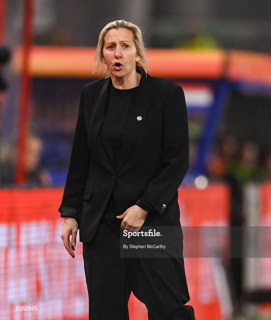 7 March 2026; Republic of Ireland head coach Carla Ward during the 2027 FIFA Women’s World Cup Qualifier match between the Netherlands and Republic of Ireland at Stadion Galgenwaard in Utrecht, Netherlands. Photo by Stephen McCarthy/Sportsfile