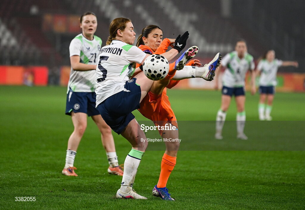 7 March 2026; Aoife Mannion of Republic of Ireland in action against Daniëlle van de Donk of Netherlands during the 2027 FIFA Women’s World Cup Qualifier match between the Netherlands and Republic of Ireland at Stadion Galgenwaard in Utrecht, Netherlands. Photo by Stephen McCarthy/Sportsfile