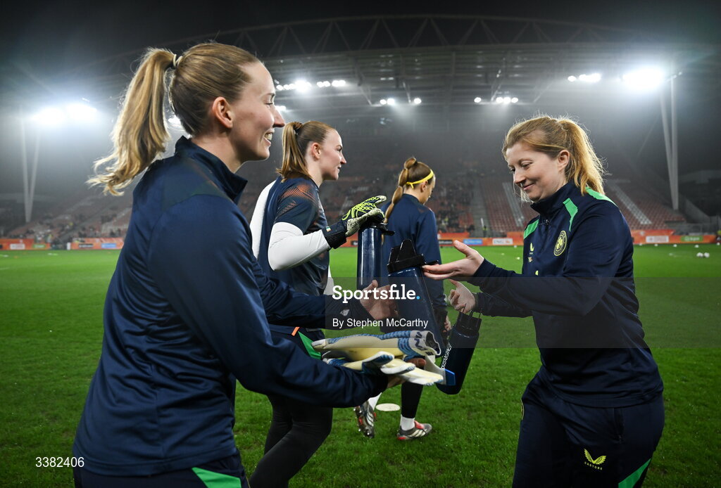 7 March 2026; Republic of Ireland performance coach Holly Pickett with goalkeepers, from left, Sophie Whitehouse, Courtney Brosnan and Grace Moloney before the 2027 FIFA Women’s World Cup Qualifier match between the Netherlands and Republic of Ireland at Stadion Galgenwaard in Utrecht, Netherlands. Photo by Stephen McCarthy/Sportsfile