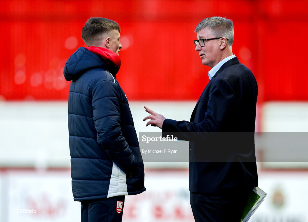 13 March 2026; St Patrick's Athletic manager Stephen Kenny in conversation with Chris Forrester before the SSE Airtricity Men's Premier Division match between St Patrick's Athletic and Drogheda United at Richmond Park in Dublin. Photo by Michael P Ryan/Sportsfile