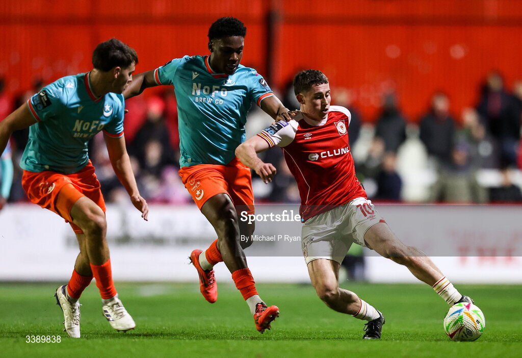 13 March 2026; Kian Leavy of St Patrick's Athletic in action against Edwin Agbaje of Drogheda United during the SSE Airtricity Men's Premier Division match between St Patrick's Athletic and Drogheda United at Richmond Park in Dublin. Photo by Michael P Ryan/Sportsfile