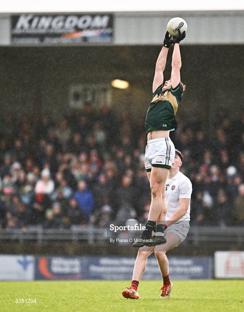 14 March 2026; Seán O'Brien of Kerry in action against Bob Tuohy of Mayo during the Allianz Football League Division 1 match between Kerry and Mayo at Austin Stack Park in Tralee, Kerry. Photo by Piaras Ó Mídheach/Sportsfile