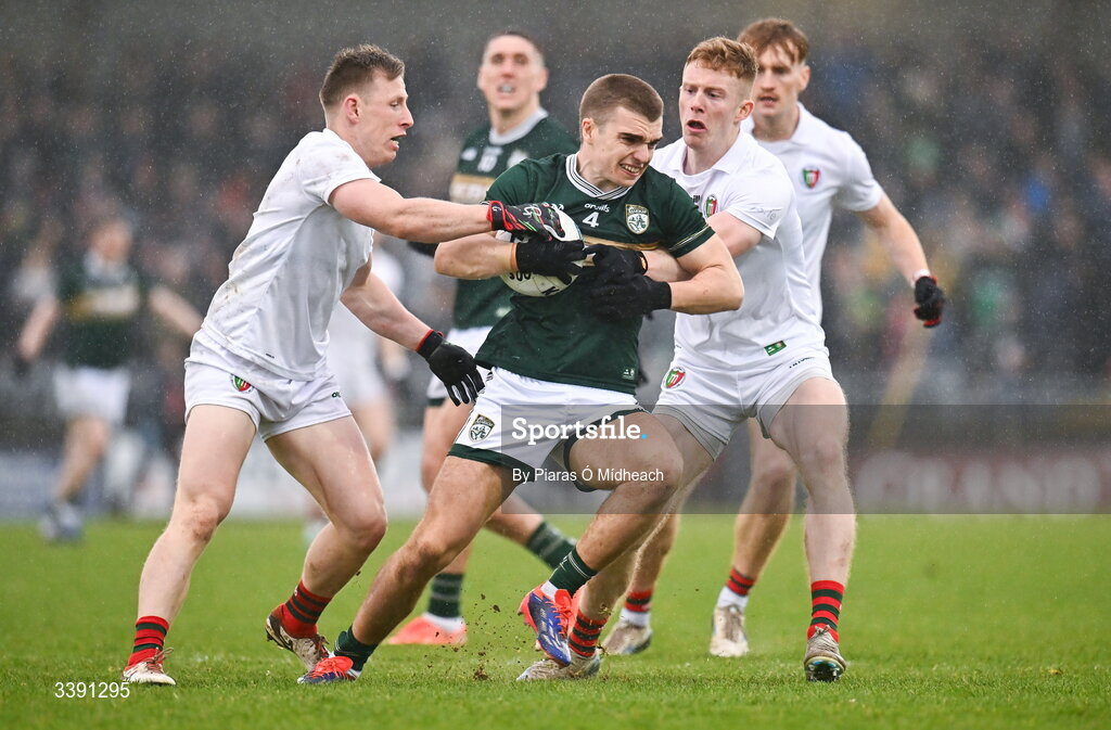 14 March 2026; Dylan Casey of Kerry in action against Ryan O'Donoghue, left, and David McBrien of Mayo during the Allianz Football League Division 1 match between Kerry and Mayo at Austin Stack Park in Tralee, Kerry. Photo by Piaras Ó Mídheach/Sportsfile