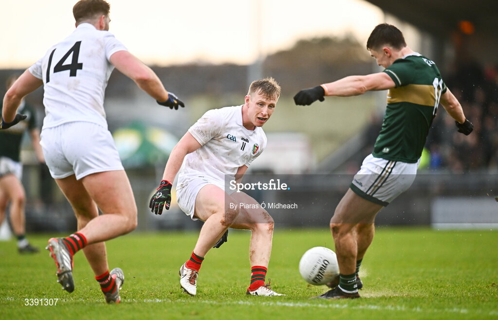 14 March 2026; Ryan O'Donoghue of Mayo can only watch as Seán O'Shea of Kerry kicks a two-pointer off the ground during the Allianz Football League Division 1 match between Kerry and Mayo at Austin Stack Park in Tralee, Kerry. Photo by Piaras Ó Mídheach/Sportsfile