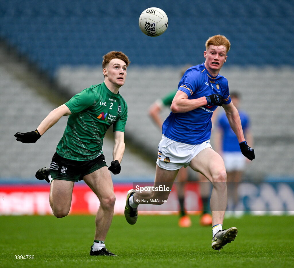 17 March 2026; Ben Sheerin of Coláiste Mhuire Mullingar races clear of Eoin O’Flaherty of Tralee CBS in persuit of the ball during the Masita GAA Post Primary Schools Hogan Cup final match between Coláiste Mhuire Mullingar, Westmeath, and Tralee CBS, Kerry,  at Croke Park in Dublin. Photo by Ray McManus/Sportsfile