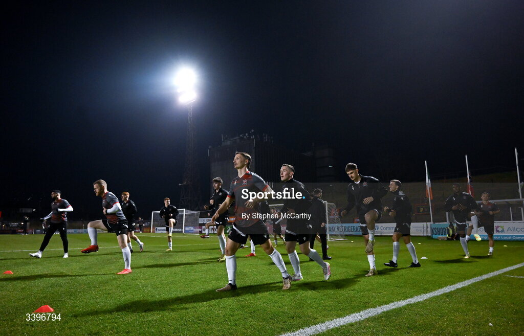 20 March 2026; Dundalk players warms up before the SSE Airtricity Men's Premier Division match between Bohemians and Dundalk at Dalymount Park in Dublin. Photo by Stephen McCarthy/Sportsfile