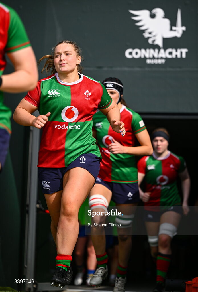 21 March 2026; Sadhbh McGrath of Clovers, centre, and team-mates run out onto the pitch ahead of the Celtic Challenge semi-final match between Clovers and Gwalia Lightning at Dexcom Stadium in Galway. Photo by Shauna Clinton/Sportsfile