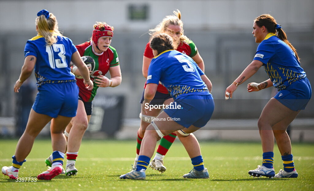 21 March 2026; Siobhán McCarthy of Clovers in action against Gwalia Lightning players Kelsie Webster, left, and Chiara Pearce during the Celtic Challenge semi-final match between Clovers and Gwalia Lightning at Dexcom Stadium in Galway. Photo by Shauna Clinton/Sportsfile