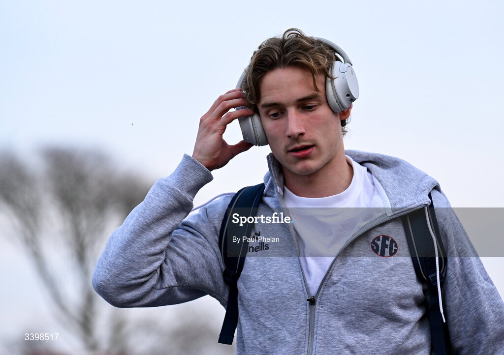 21 March 2026; Harry Wood of Shelbourne arrives before the SSE Airtricity Men's Premier Division match between Sligo Rovers and Shelbourne at The Showgrounds in Sligo. Photo by Paul Phelan/Sportsfile