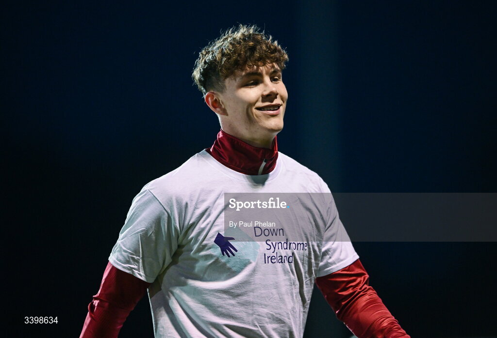 21 March 2026; Gareth McElroy of Sligo Rovers wears a Down Syndrome Ireland t-shirt while warming up before the SSE Airtricity Men's Premier Division match between Sligo Rovers and Shelbourne at The Showgrounds in Sligo. Photo by Paul Phelan/Sportsfile