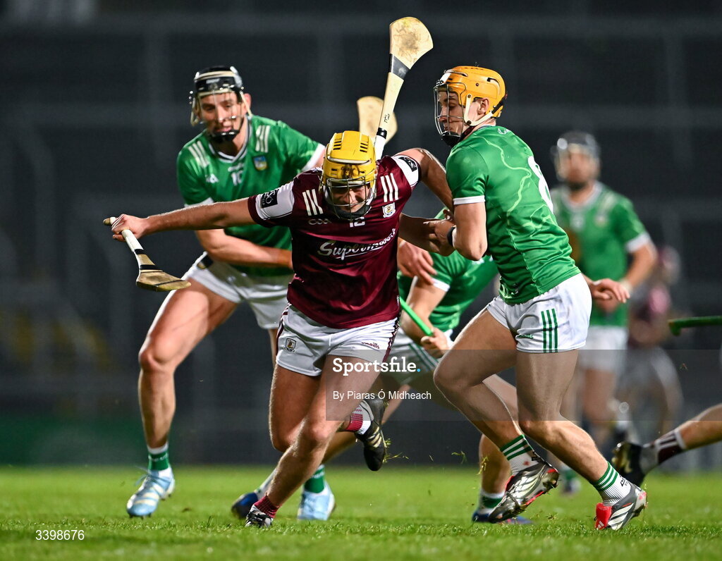 21 March 2026; Tiernan Killeen of Galway in action against Gearóid Hegarty, left, and Adam English of Limerick  during the Allianz Hurling League Division 1A match between Limerick and Galway at TUS Gaelic Grounds in Limerick. Photo by Piaras Ó Mídheach/Sportsfile