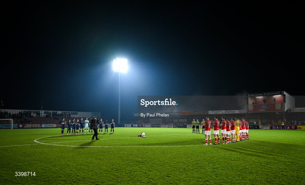 21 March 2026; Both teams clap for a minutes silence in memory of Sligo Rovers supporter Aaron Mulligan before the SSE Airtricity Men's Premier Division match between Sligo Rovers and Shelbourne at The Showgrounds in Sligo. Photo by Paul Phelan/Sportsfile