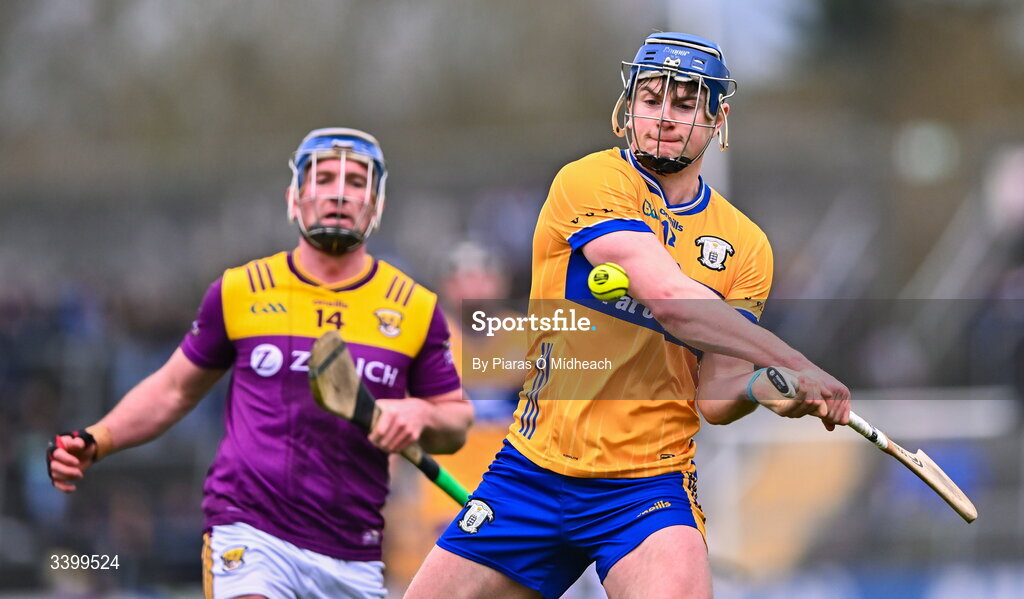 8 March 2026; Jack O’Neill of Clare shoots under pressure from Kevin Foley of Wexford during the Allianz Hurling League Division 1B match between Clare and Wexford at Zimmer Biomet Páirc Chíosóg in Ennis, Clare. Photo by Piaras Ó Mídheach/Sportsfile