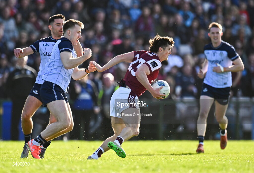 22 March 2026; Kieran Molloy of Galway gets away from Seán Bugler of Dublin during the Allianz Football League Division 1 match between Galway and Dublin at Pearse Stadium in Galway. Photo by Piaras Ó Mídheach/Sportsfile
