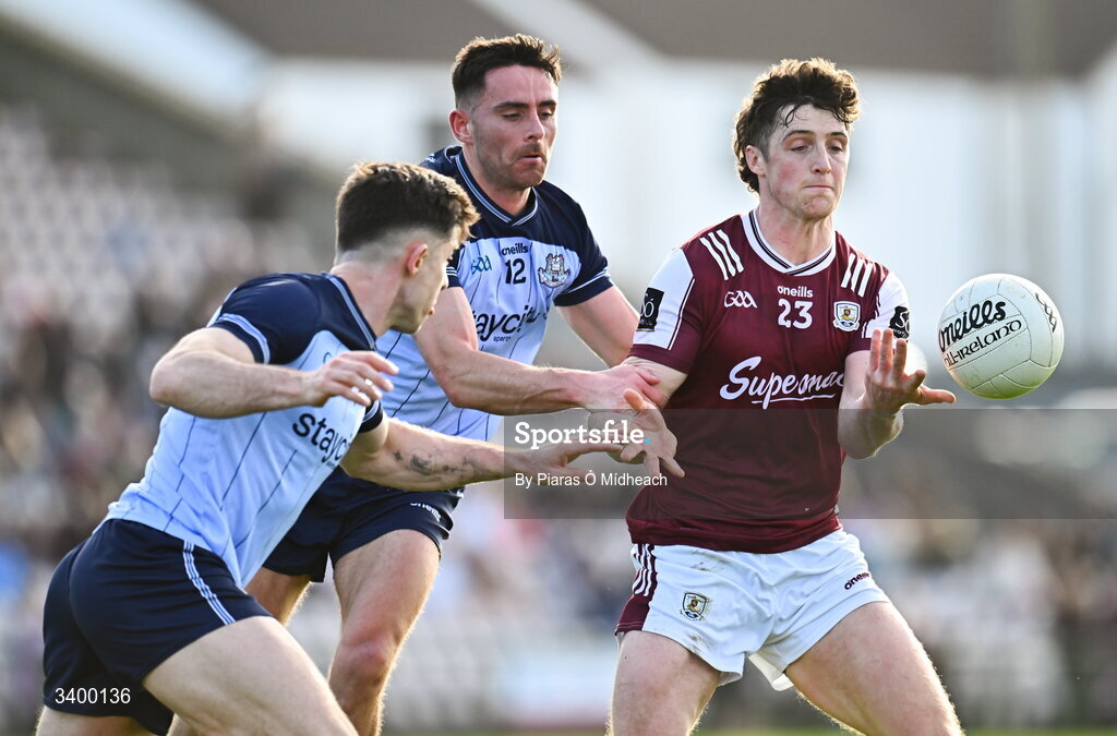 22 March 2026; Kieran Molloy of Galway in action against David Byrne, left, and Niall Scully of Dublin during the Allianz Football League Division 1 match between Galway and Dublin at Pearse Stadium in Galway. Photo by Piaras Ó Mídheach/Sportsfile