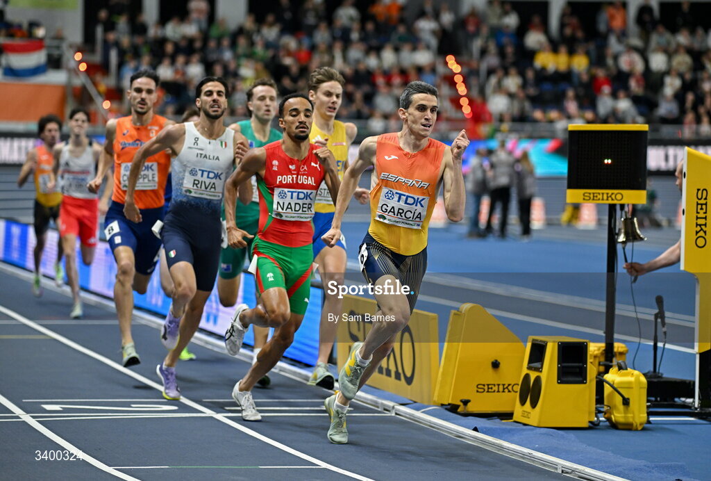 22 March 2026; Mariano García of Spain leads the field on the final lap of the Men's 1500m final during day three of the World Athletics Indoor Championships at Kujawsko-Pomorska Arena in Torun, Poland. Photo by Sam Barnes/Sportsfile