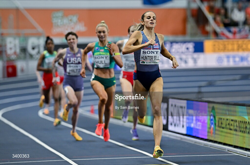 22 March 2026; Georgia Hunter Bell of Great Britain on her way to winning the Women's 1500m final during day three of the World Athletics Indoor Championships at Kujawsko-Pomorska Arena in Torun, Poland. Photo by Sam Barnes/Sportsfile