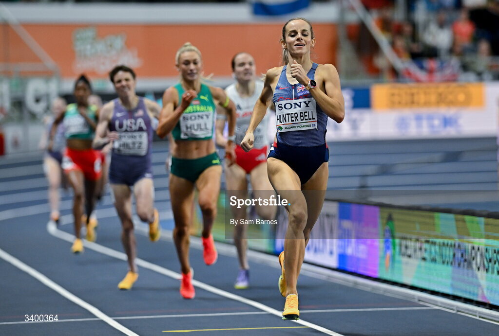 22 March 2026; Georgia Hunter Bell of Great Britain on her way to winning the Women's 1500m final during day three of the World Athletics Indoor Championships at Kujawsko-Pomorska Arena in Torun, Poland. Photo by Sam Barnes/Sportsfile