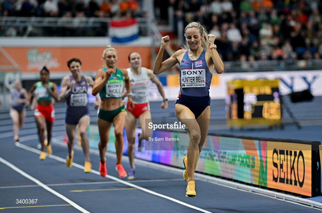 22 March 2026; Georgia Hunter Bell of Great Britain celebrates on her way to winning the Women's 1500m final during day three of the World Athletics Indoor Championships at Kujawsko-Pomorska Arena in Torun, Poland. Photo by Sam Barnes/Sportsfile
