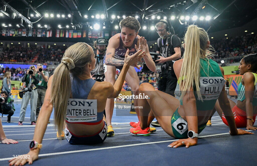 22 March 2026; Women's 1500m medallists from left, winner Georgia Hunter Bell of Great Britain, third place Nikki Hiltz of United States and Jessica Hull of Australia embrace during day three of the World Athletics Indoor Championships at Kujawsko-Pomorska Arena in Torun, Poland. Photo by Sam Barnes/Sportsfile