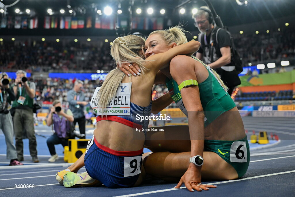 22 March 2026; Women's 1500m medallists winner Georgia Hunter Bell of Great Britain, left, and second place Jessica Hull of Australia embrace during day three of the World Athletics Indoor Championships at Kujawsko-Pomorska Arena in Torun, Poland. Photo by Sam Barnes/Sportsfile