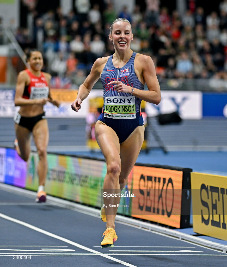 22 March 2026; Keely Hodgkinson of Great Britain celebrates on her way to winning the Women's 800m final during day three of the World Athletics Indoor Championships at Kujawsko-Pomorska Arena in Torun, Poland. Photo by Sam Barnes/Sportsfile