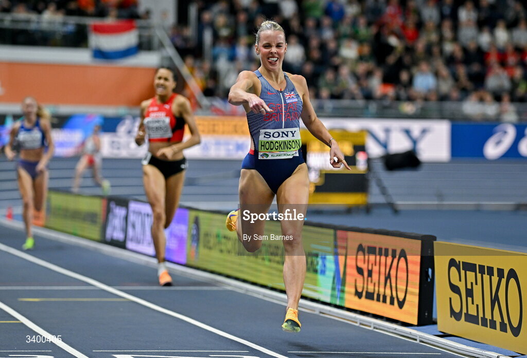 22 March 2026; Keely Hodgkinson of Great Britain celebrates on her way to winning the Women's 800m final during day three of the World Athletics Indoor Championships at Kujawsko-Pomorska Arena in Torun, Poland. Photo by Sam Barnes/Sportsfile
