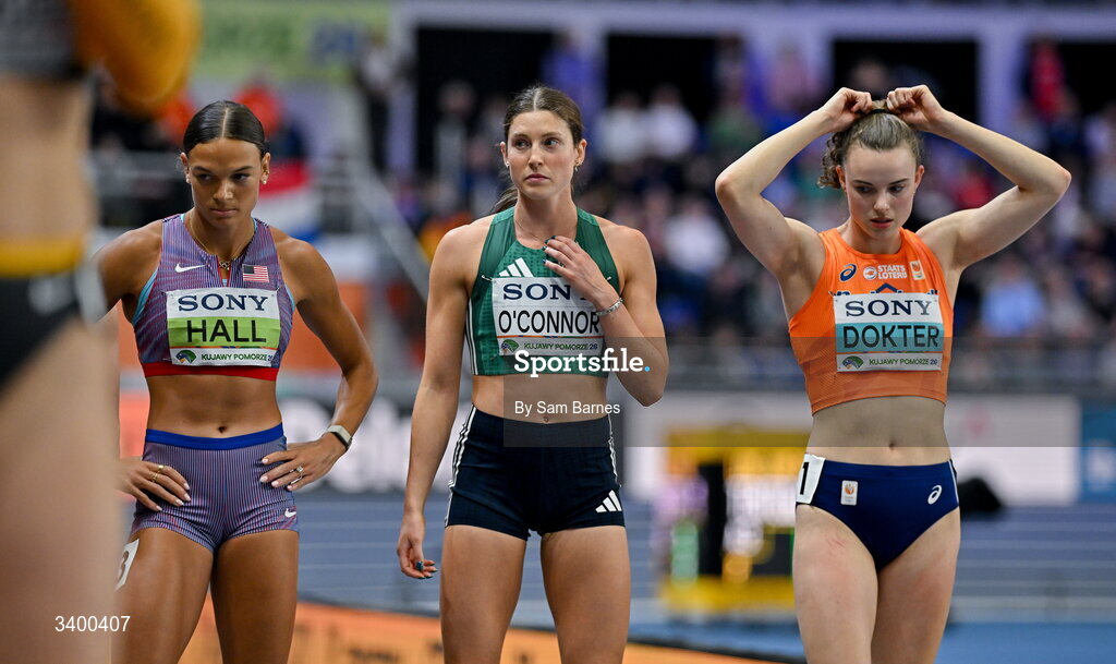 22 March 2026; Competitors, from left, Anna Hall of United States, Kate O'Connor of Ireland and Sofie Dokter of Netherlands prepare to compete in the 800m event in the Women's Pentathlon during day three of the World Athletics Indoor Championships at Kujawsko-Pomorska Arena in Torun, Poland. Photo by Sam Barnes/Sportsfile