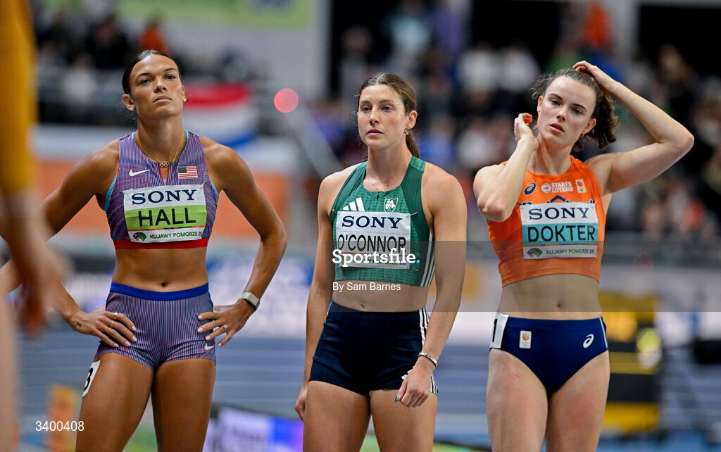 22 March 2026; Competitors, from left, Anna Hall of United States, Kate O'Connor of Ireland and Sofie Dokter of Netherlands prepare to compete in the 800m event in the Women's Pentathlon during day three of the World Athletics Indoor Championships at Kujawsko-Pomorska Arena in Torun, Poland. Photo by Sam Barnes/Sportsfile