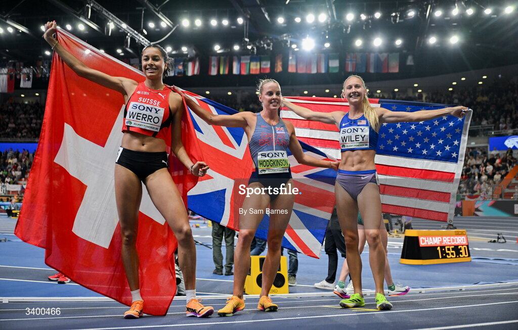 22 March 2026; Women's 800m medallists, from left, second place Audrey Werro of Switzerland, winner Keely Hodgkinson of Great Britain and third place Addison Wiley of United States during day three of the World Athletics Indoor Championships at Kujawsko-Pomorska Arena in Torun, Poland. Photo by Sam Barnes/Sportsfile