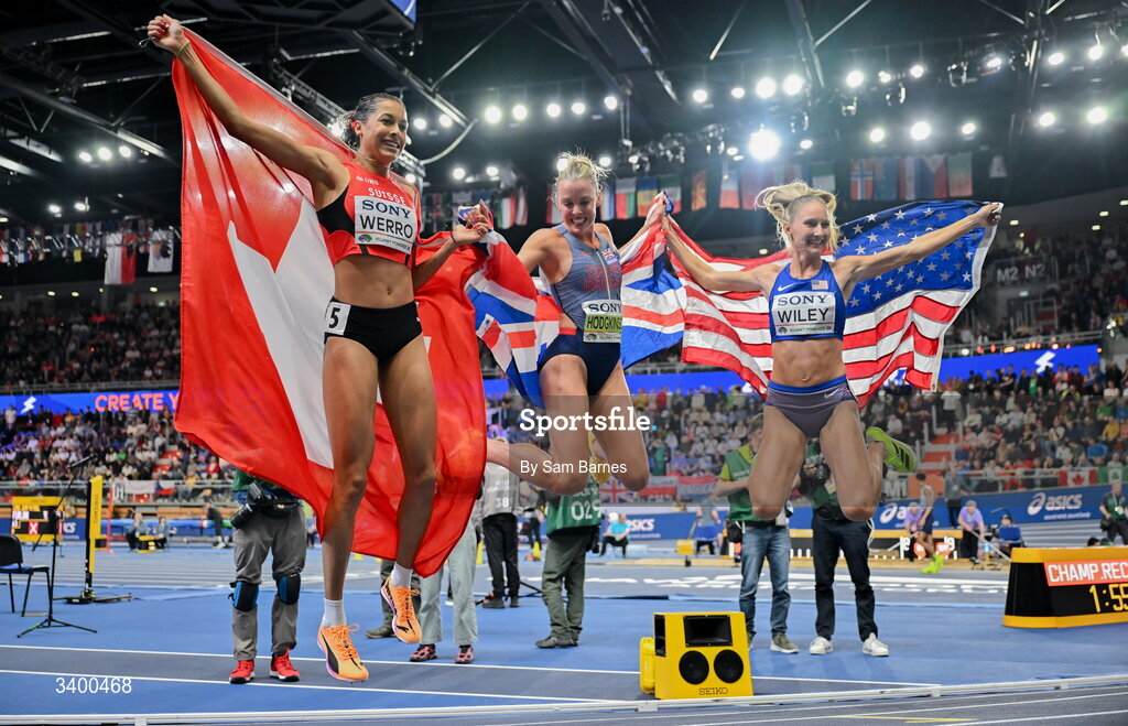 22 March 2026; Women's 800m medallists, from left, second place Audrey Werro of Switzerland, winner Keely Hodgkinson of Great Britain and third place Addison Wiley of United States during day three of the World Athletics Indoor Championships at Kujawsko-Pomorska Arena in Torun, Poland. Photo by Sam Barnes/Sportsfile