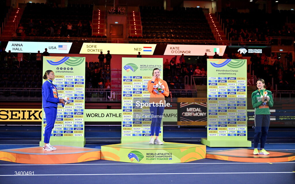 22 March 2026; Women's Pentathlon medallists, from left, Anna Hall of United States, silver, Sofie Dokter of Netherlands, gold, and Kate O'Connor of Ireland, bronze, during day three of the World Athletics Indoor Championships at Kujawsko-Pomorska Arena in Torun, Poland. Photo by Sam Barnes/Sportsfile