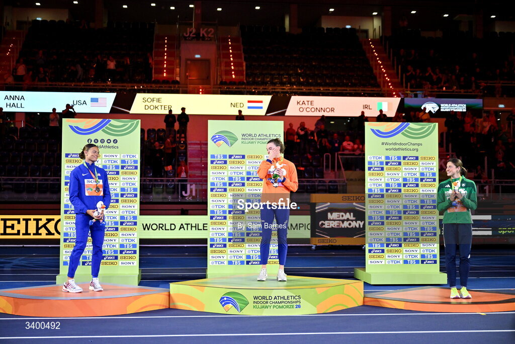 22 March 2026; Women's Pentathlon medallists, from left, Anna Hall of United States, silver, Sofie Dokter of Netherlands, gold, and Kate O'Connor of Ireland, bronze, during day three of the World Athletics Indoor Championships at Kujawsko-Pomorska Arena in Torun, Poland. Photo by Sam Barnes/Sportsfile