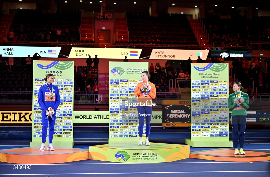 22 March 2026; Women's Pentathlon medallists, from left, Anna Hall of United States, silver, Sofie Dokter of Netherlands, gold, and Kate O'Connor of Ireland, bronze, during day three of the World Athletics Indoor Championships at Kujawsko-Pomorska Arena in Torun, Poland. Photo by Sam Barnes/Sportsfile