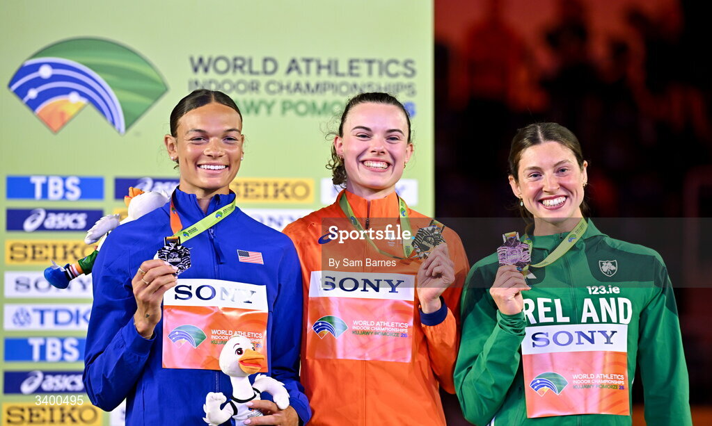 22 March 2026; Women's Pentathlon medallists, from left, Anna Hall of United States, silver, Sofie Dokter of Netherlands, gold, and Kate O'Connor of Ireland, bronze, during day three of the World Athletics Indoor Championships at Kujawsko-Pomorska Arena in Torun, Poland. Photo by Sam Barnes/Sportsfile