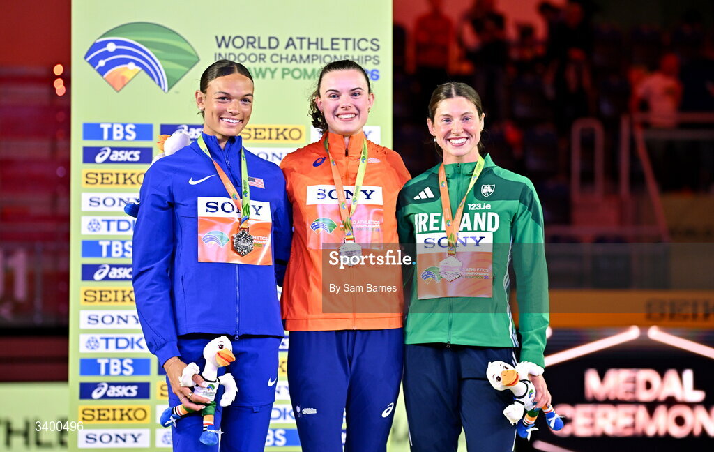 22 March 2026; Women's Pentathlon medallists, from left, Anna Hall of United States, silver, Sofie Dokter of Netherlands, gold, and Kate O'Connor of Ireland, bronze, during day three of the World Athletics Indoor Championships at Kujawsko-Pomorska Arena in Torun, Poland. Photo by Sam Barnes/Sportsfile