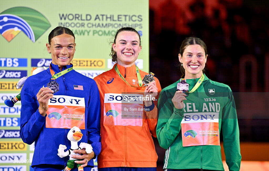 22 March 2026; Women's Pentathlon medallists, from left, Anna Hall of United States, silver, Sofie Dokter of Netherlands, gold, and Kate O'Connor of Ireland, bronze, during day three of the World Athletics Indoor Championships at Kujawsko-Pomorska Arena in Torun, Poland. Photo by Sam Barnes/Sportsfile