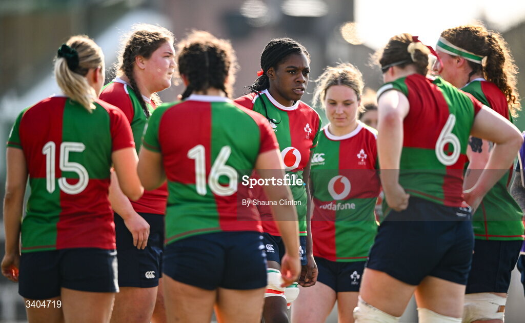 21 March 2026; Faith Oviawe of Clovers, centre, with team-mates during the Celtic Challenge semi-final match between Clovers and Gwalia Lightning at Dexcom Stadium in Galway. Photo by Shauna Clinton/Sportsfile