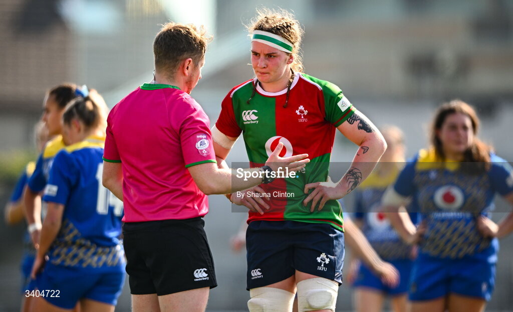 21 March 2026; Ruth Campbell of Clovers speaks with referee Paul O'Connor during the Celtic Challenge semi-final match between Clovers and Gwalia Lightning at Dexcom Stadium in Galway. Photo by Shauna Clinton/Sportsfile