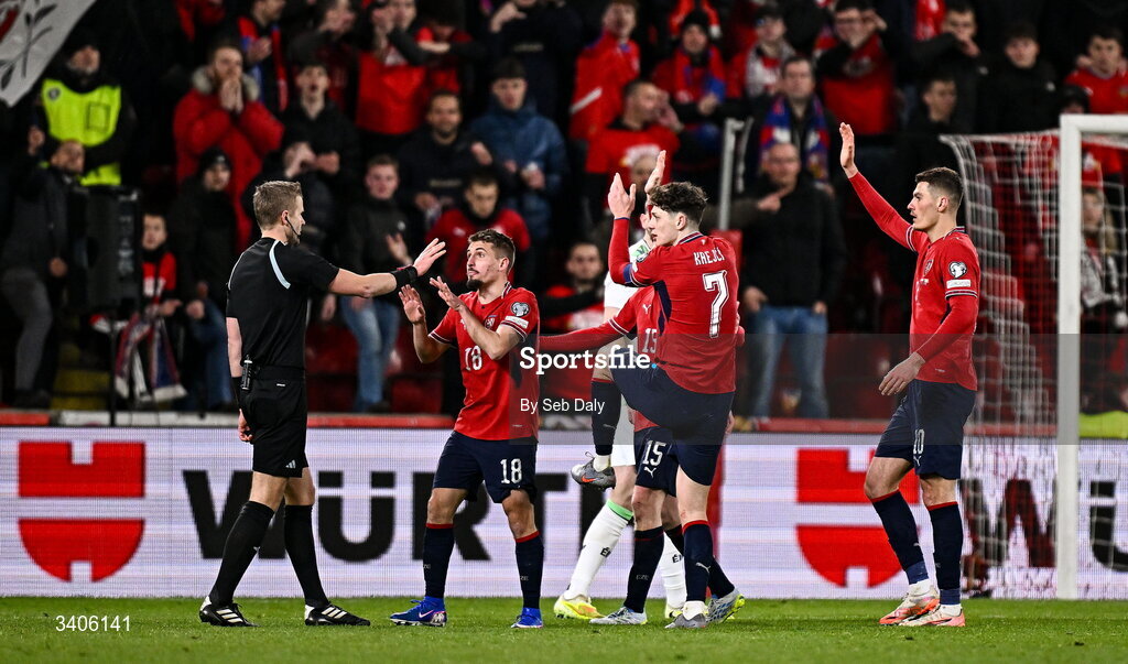 26 March 2026; Czechia players, including Michal Sadílek, 18, and Ladislav Krejcí, appeal to referee Glenn Nyberg for a handball during the FIFA World Cup 2026 European Qualifiers play-off semi-final match between Czechia and Republic of Ireland at Fortuna Arena in Prague, Czechia. Photo by Seb Daly/Sportsfile