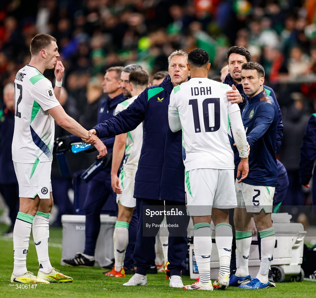 26 March 2026; Republic of Ireland head coach Heimir Hallgrimsson speaks to Republic of Ireland players, including, Adam Idah, 10, and Jimmy Dunne, left, during the FIFA World Cup 2026 European Qualifiers play-off semi-final match between Czechia and Republic of Ireland at Fortuna Arena in Prague, Czechia. Photo by Pavel Lebeda/Sportsfile