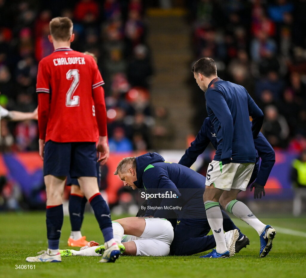 26 March 2026; Sammie Szmodics of Republic of Ireland is helped by Republic of Ireland head coach Heimir Hallgrimsson for a head injury during the FIFA World Cup 2026 European Qualifiers play-off semi-final match between Czechia and Republic of Ireland at Fortuna Arena in Prague, Czechia. Photo by Stephen McCarthy/Sportsfile