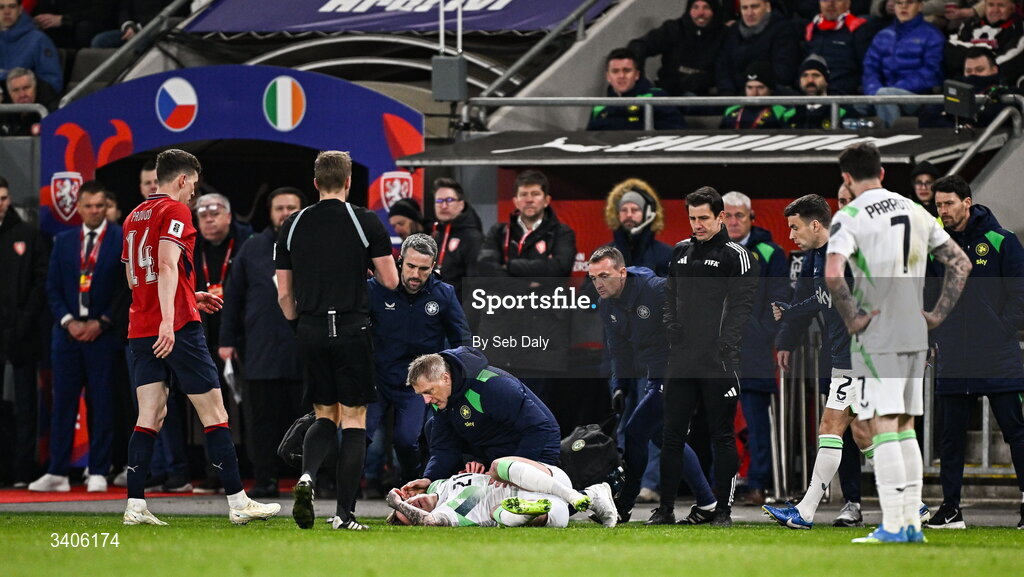 26 March 2026; Sammie Szmodics of Republic of Ireland is helped by Republic of Ireland head coach Heimir Hallgrimsson after sustaining a head inury during the FIFA World Cup 2026 European Qualifiers play-off semi-final match between Czechia and Republic of Ireland at Fortuna Arena in Prague, Czechia. Photo by Seb Daly/Sportsfile