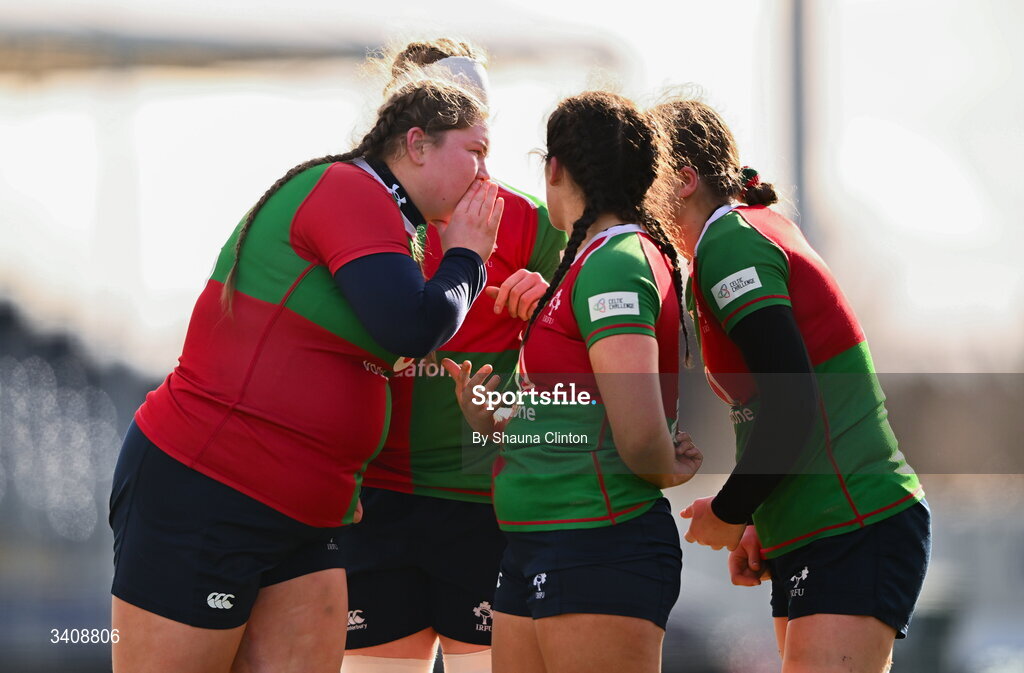 28 March 2026; Eilís Cahill of Clovers, left, whispers to team-mates during the Celtic Challenge final match between Wolfhounds and Clovers at The Hive Stadium in Edinburgh, Scotland. Photo by Shauna Clinton/Sportsfile